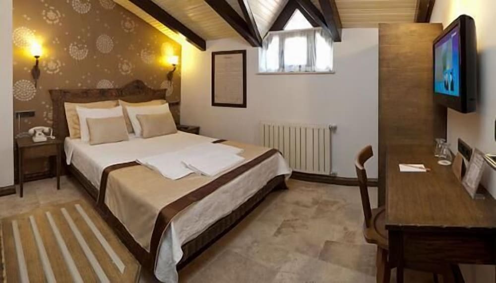 STANDARD, DOUBLE BED, MOUNTAIN VIEW