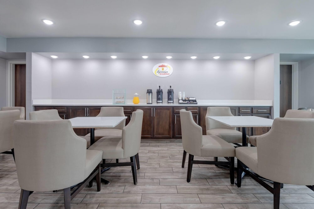 Super 8 by Wyndham Fort Worth Entertainment District 39/49
