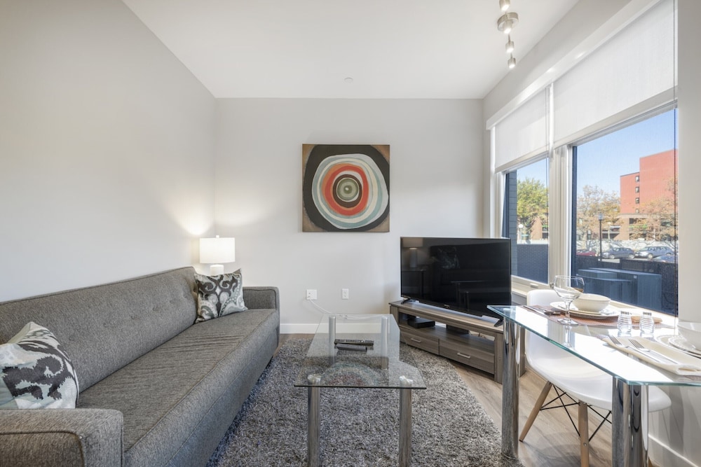 Global Luxury Suites East Boston 28/50