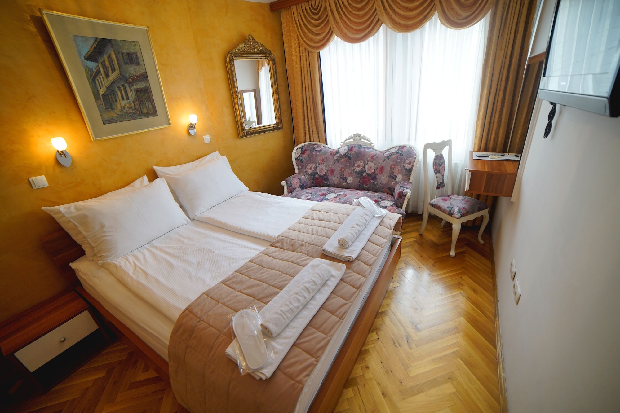 DELUXE, DOUBLE OR TWIN BED