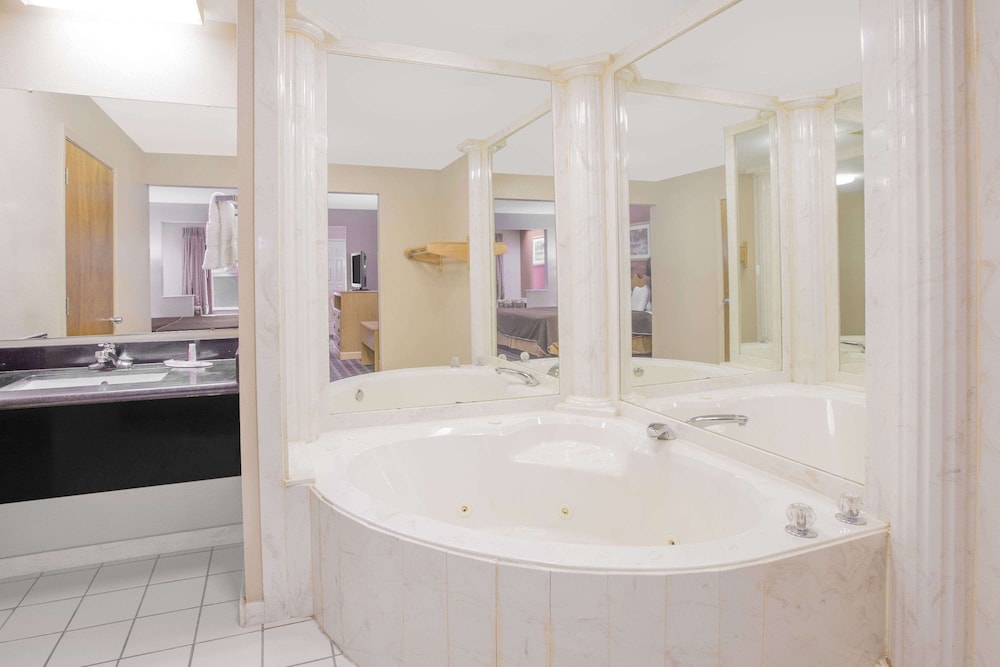 Days Inn and Suites By Wyndham Pine Bluff 25/27