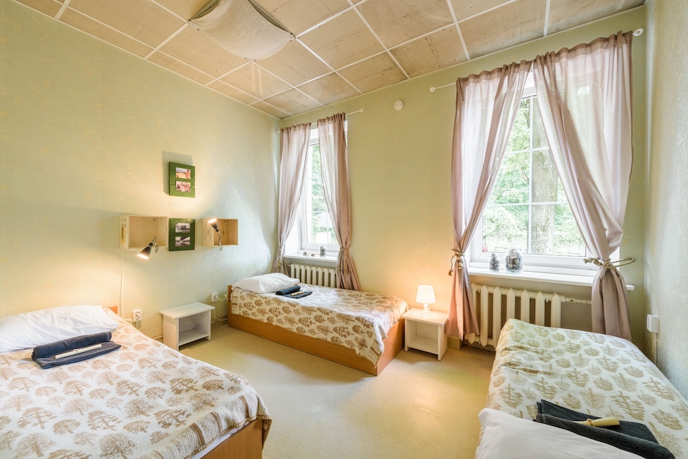 ROOM, TRIPLE, SHARED BATHROOM