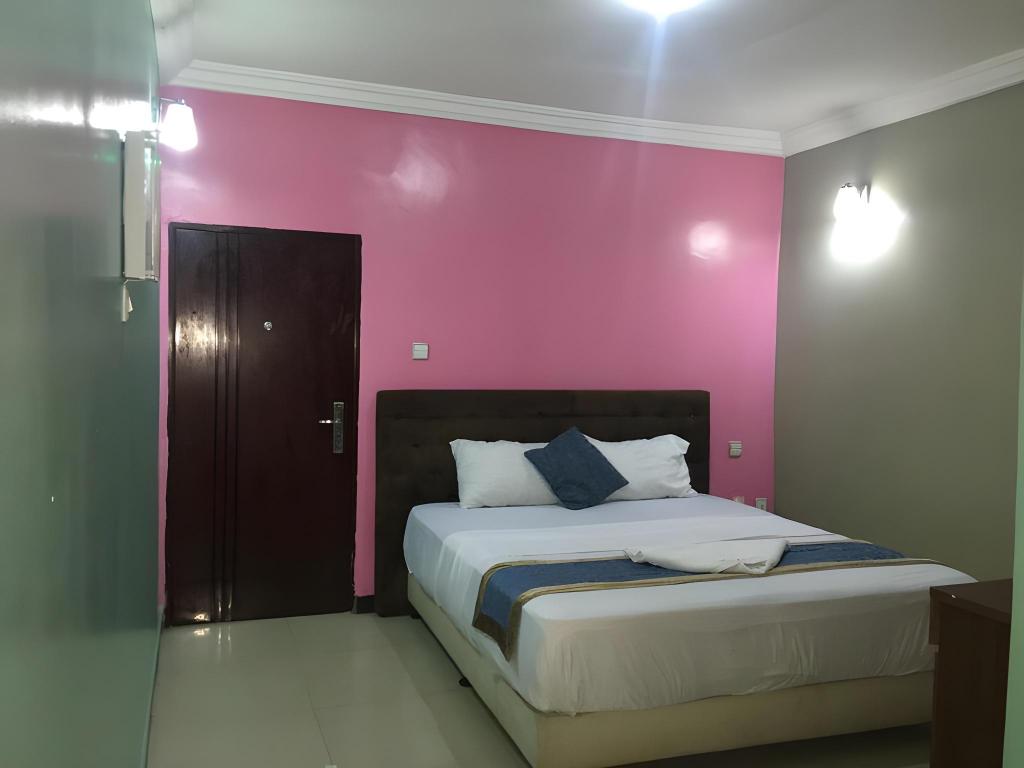 HOME INN HOTEL AND SUITES 15/33