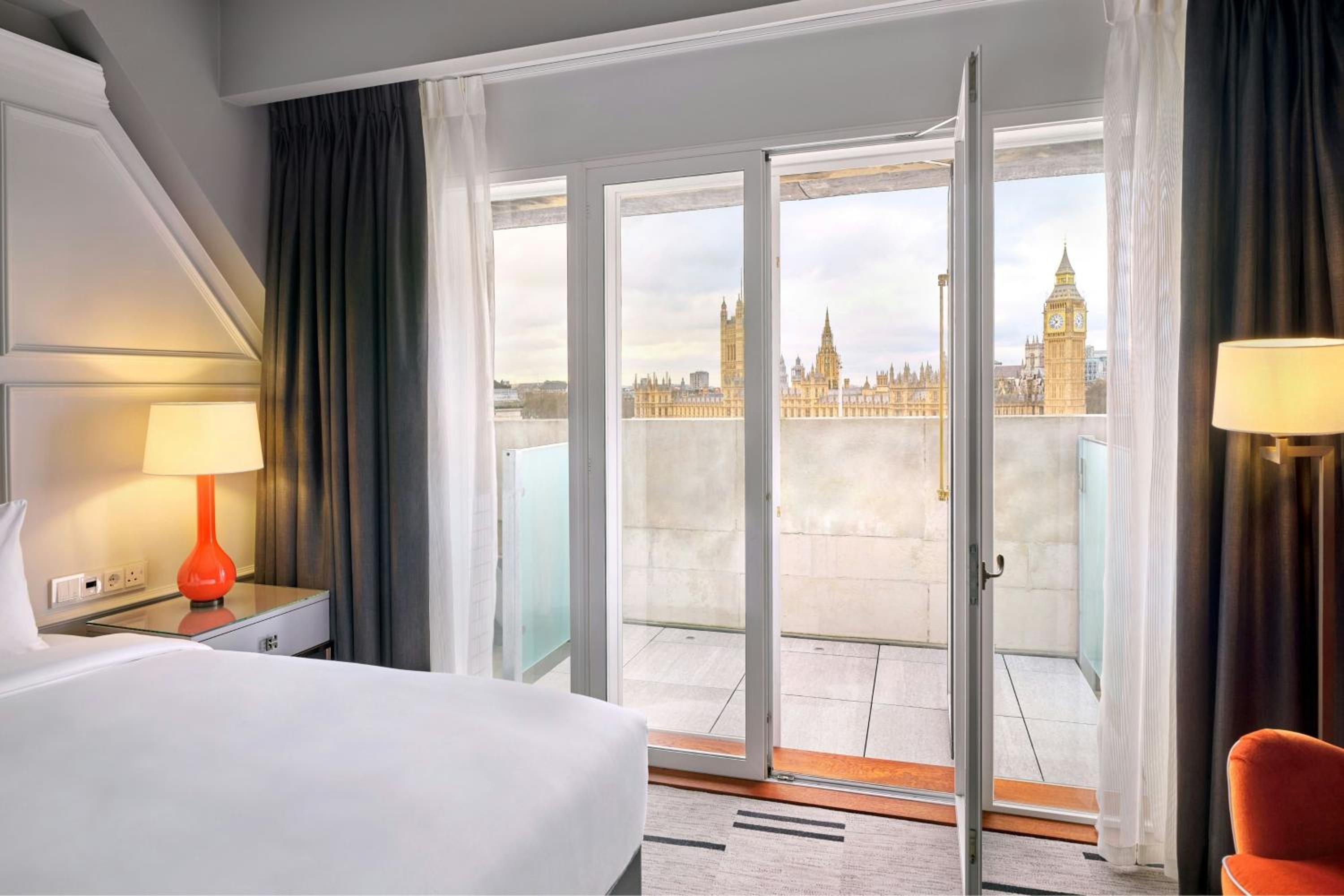 جناح بسرير كينج بشرفة بغرفتي نوم مع دخول صالة النادي، London Marriott County Hall 6/10