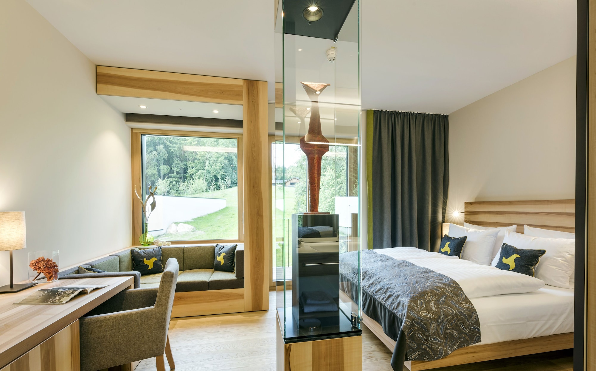 Basic, Queen Bed