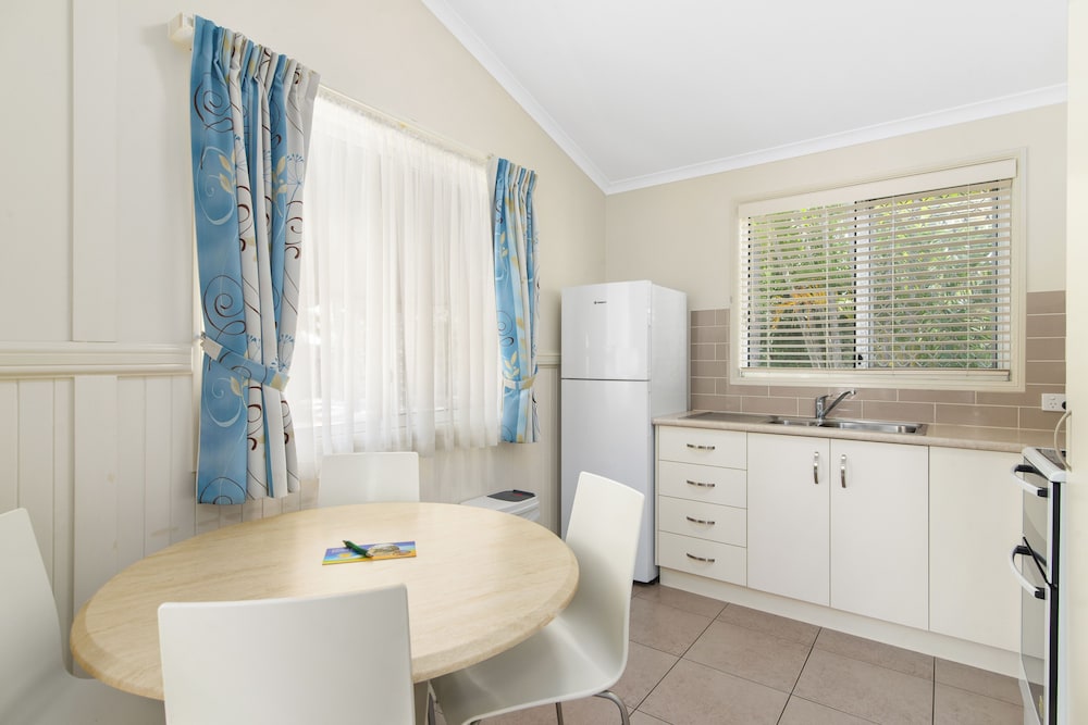 ASHMORE PALMS HOLIDAY VILLAGE 33/78