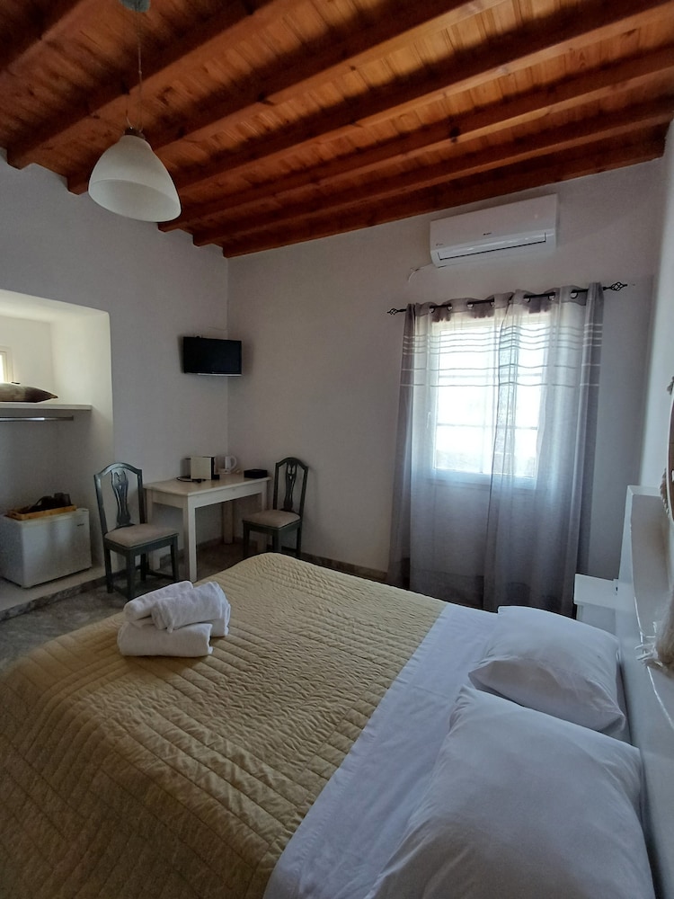 Manos Rooms 9/50