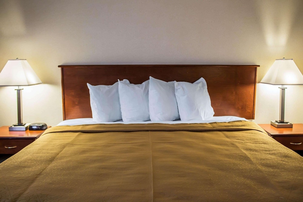Rodeway Inn & Suites Youngstown 12/60