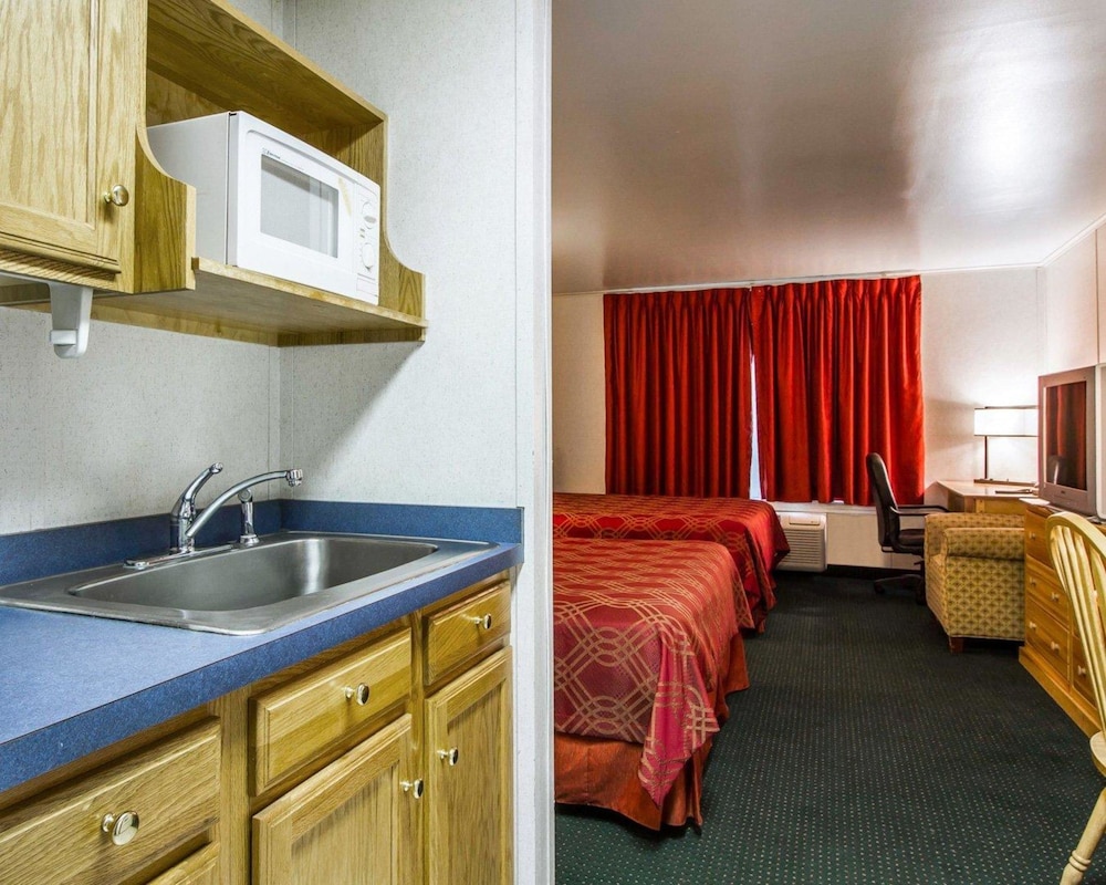 Rodeway Inn & Suites Brunswick Near Hwy 1 15/36