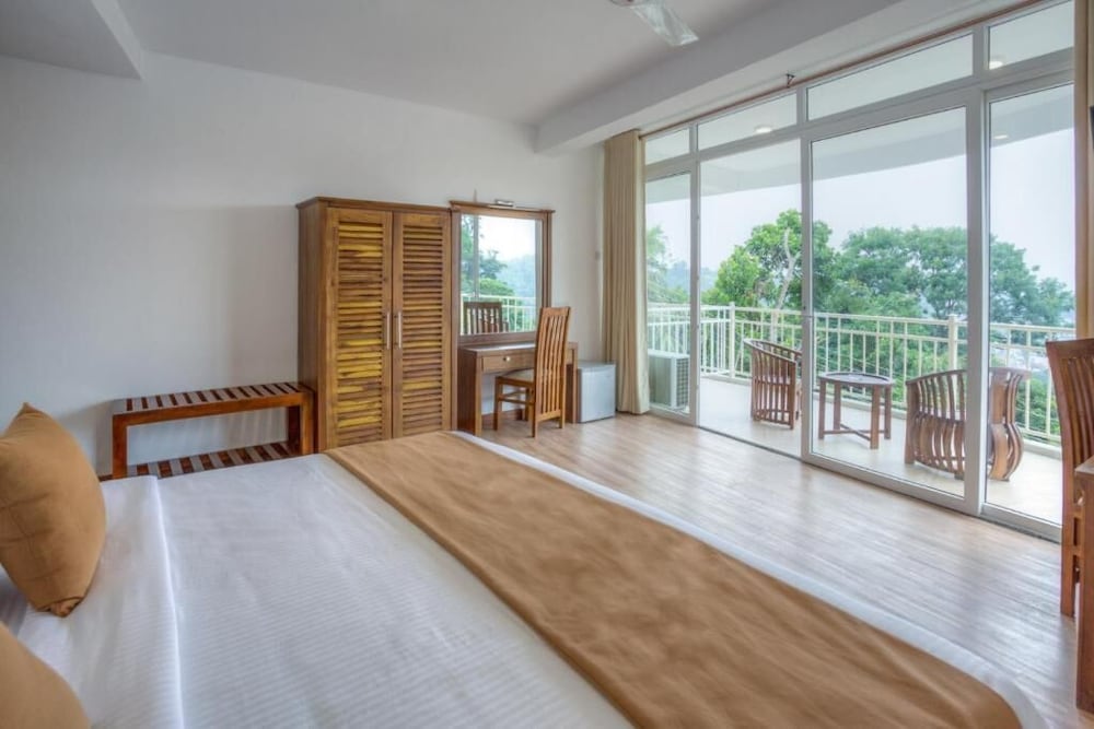 Sandriana Lake View Hotel 12/35