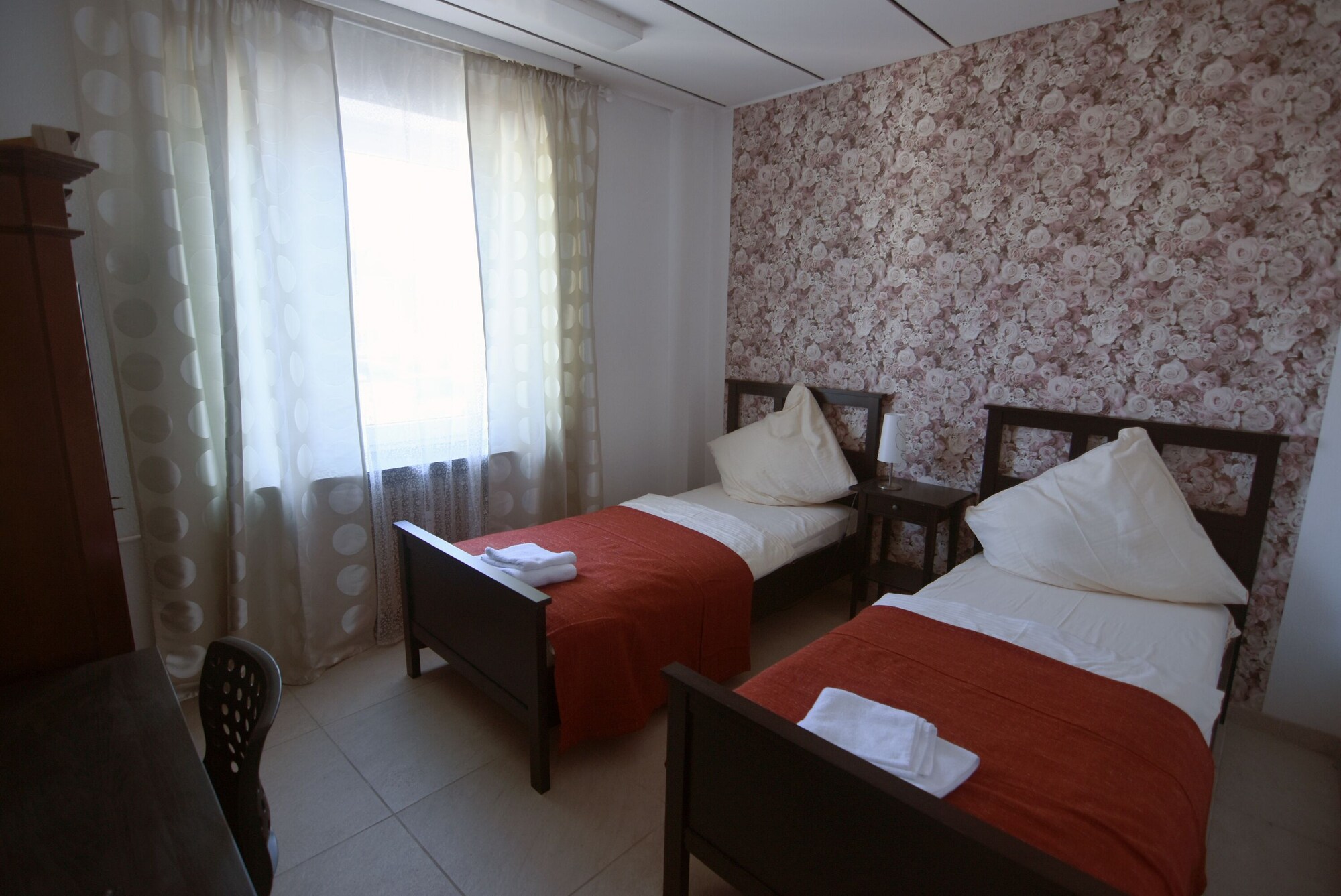 2 BEDROOMS, QUADRUPLE