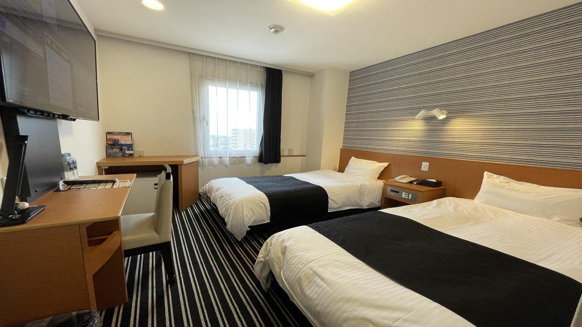 غرفة قياسية بسريرين مزدوجين