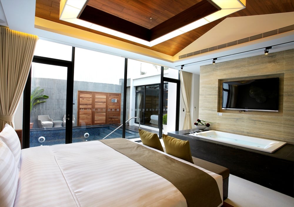 ROOM, QUADRUPLE