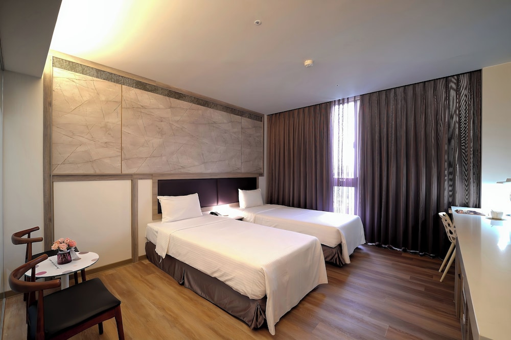 STANDARD, TWIN BEDS, CITY VIEW
