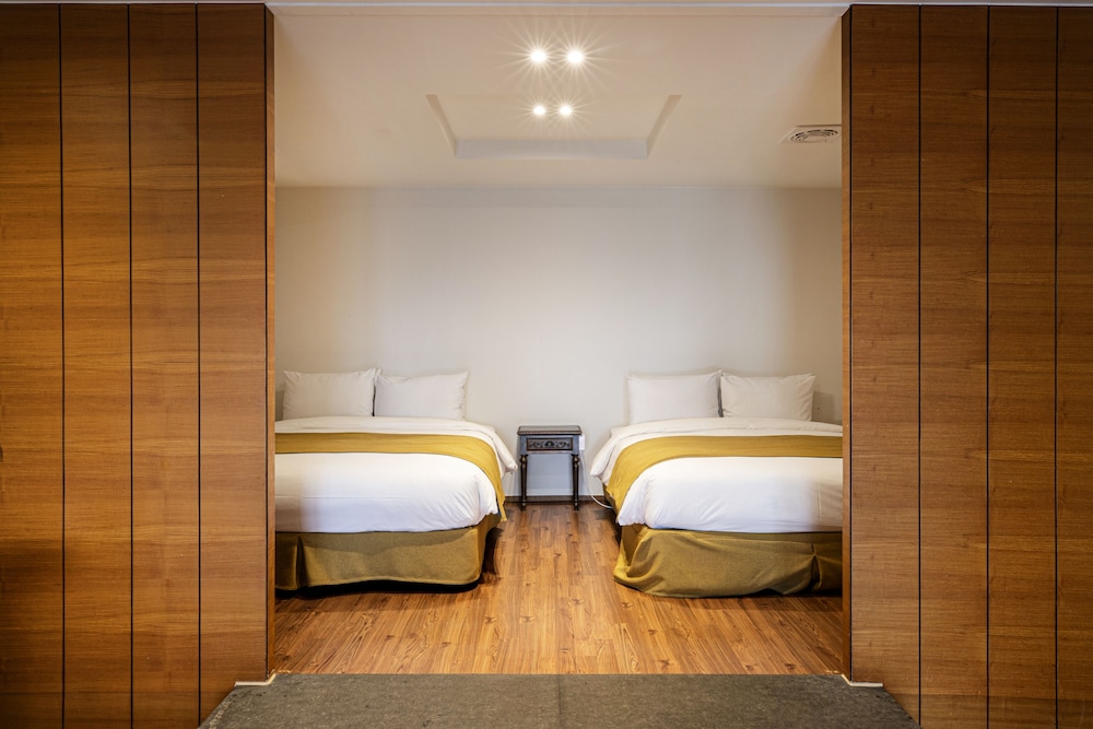 Deluxe Twin 2nd Floor