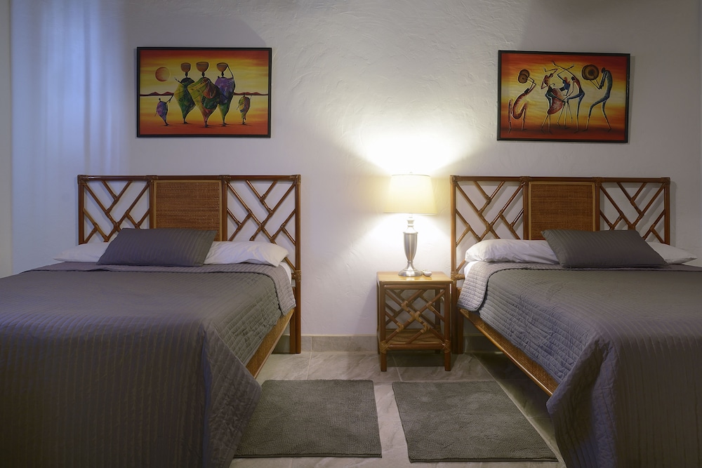 Parrot Cove Lodge 32/72