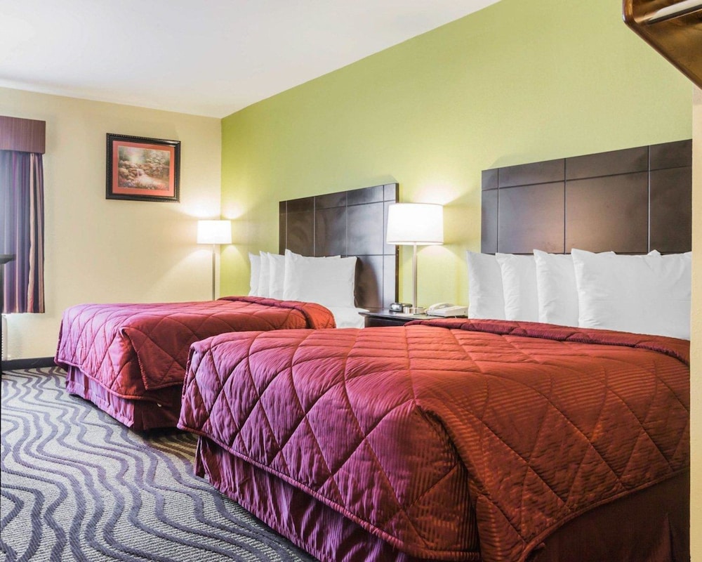 Quality Inn & Suites North Montgomery 11/34