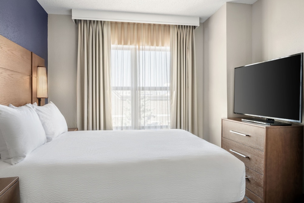 جناح بسرير كوين بغرفة نوم واحدة مع أريكة لذوي الإعاقة