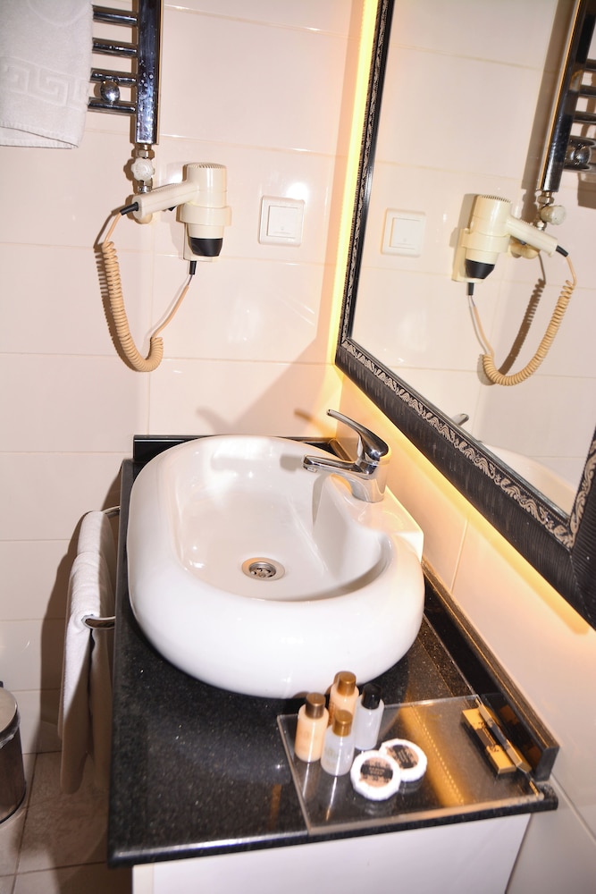 ASRIN BUSINESS HOTEL 70/73