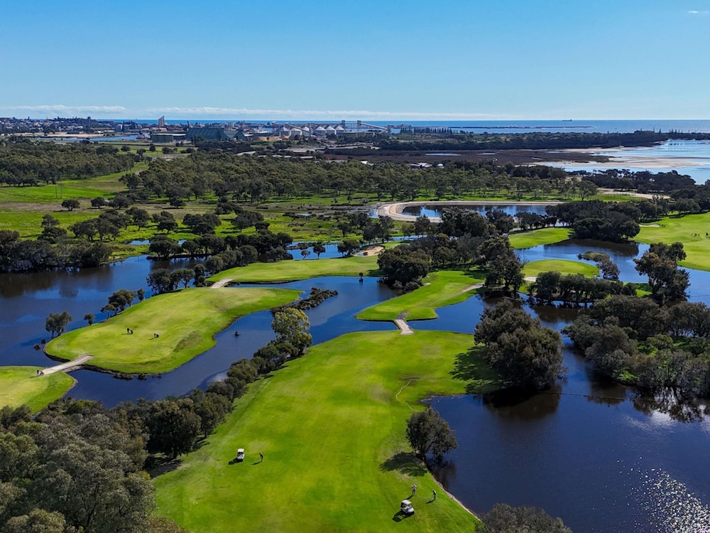Mercure Bunbury Sanctuary Golf Resort 68/72