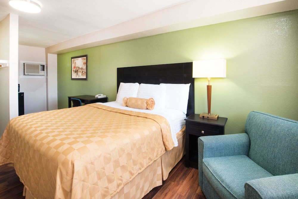 Executive Inn and Kitchenette Suites 21/34