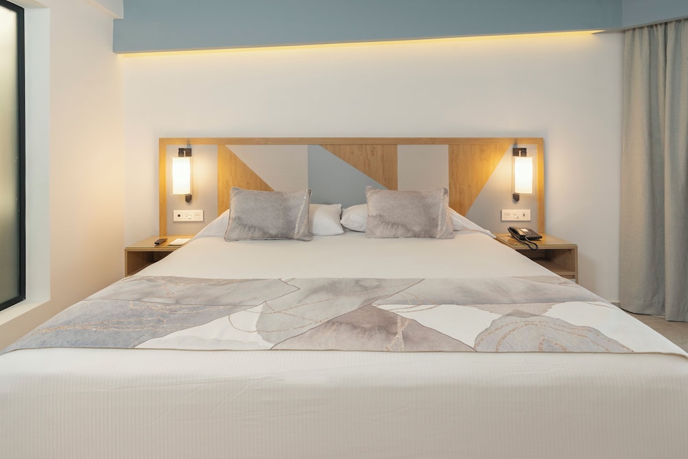 Junior Suite, King Bed, Ocean Front