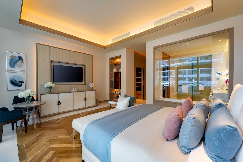 1 BEDROOM, SKYLINE, SUITE, WITH POOL