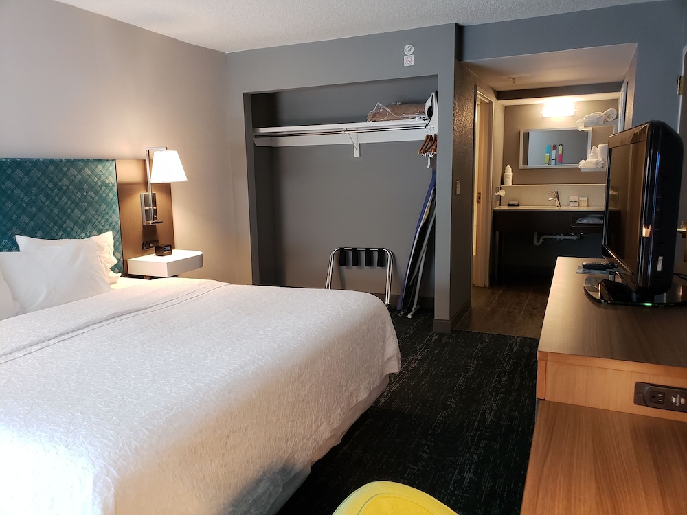 Hampton Inn Suites Newtown 17/57