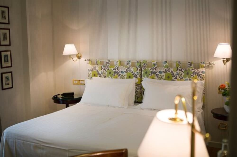Hotel Regina Adelaide 17/50
