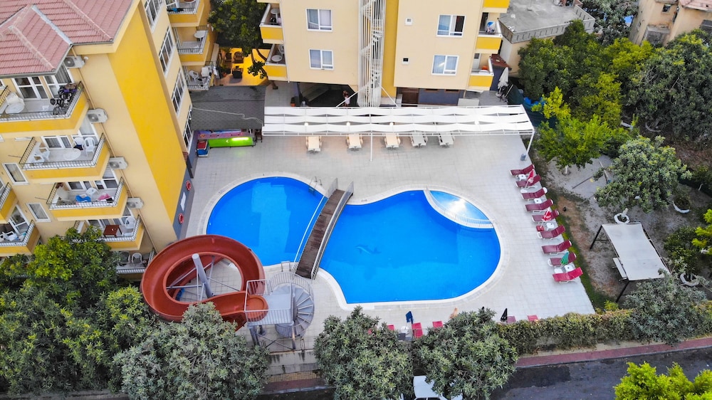 Rose Garden Aparthotel 64/71