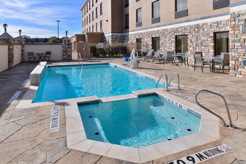 Holiday Inn Express Hotel Suites Dallas South Desoto 69/72