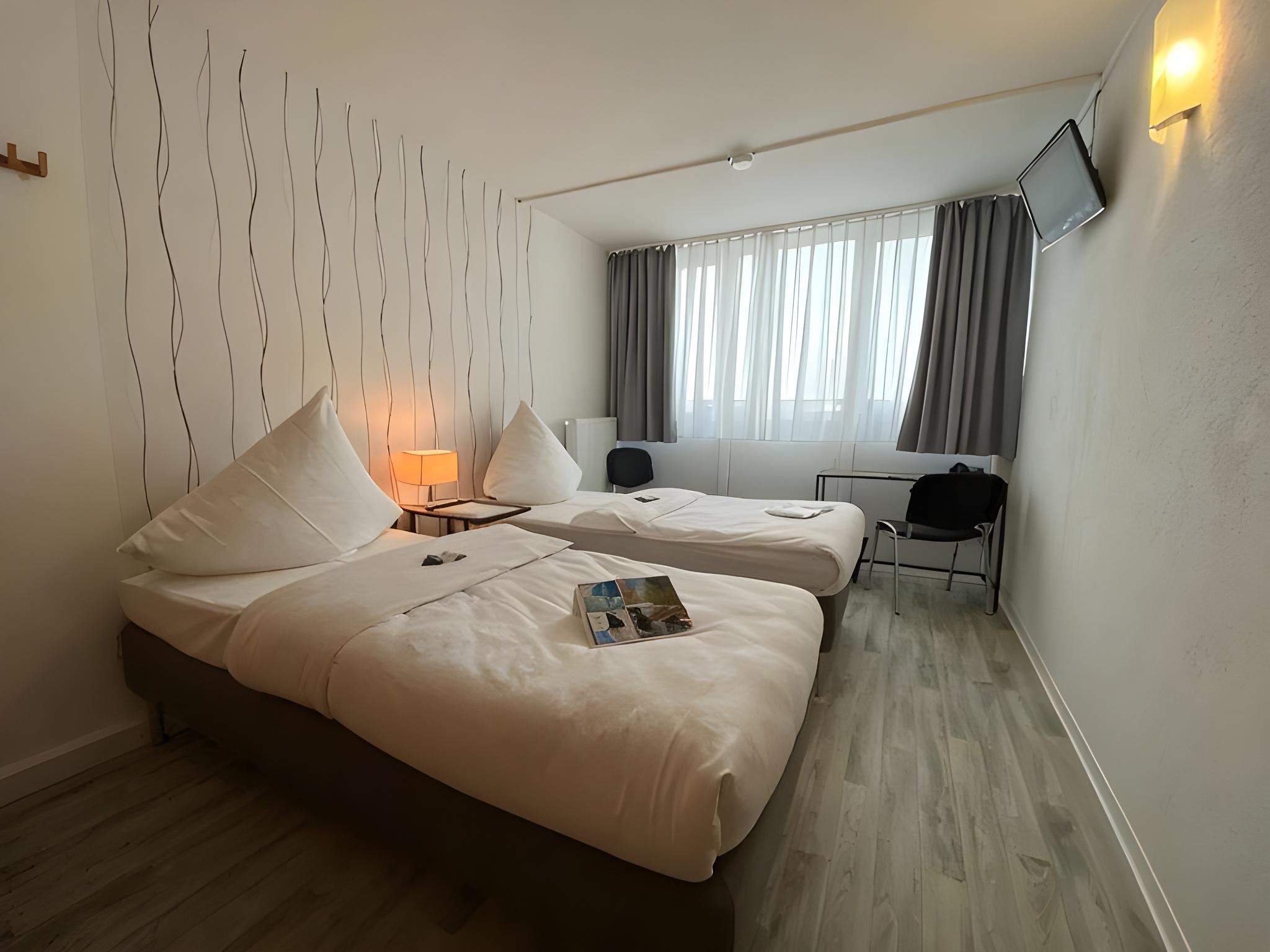 Smart, Twin Beds