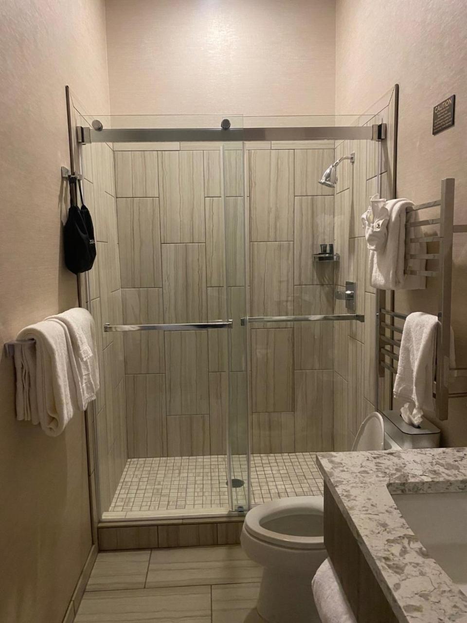 Room, Queen Bed, Harlow Hotel 4/4