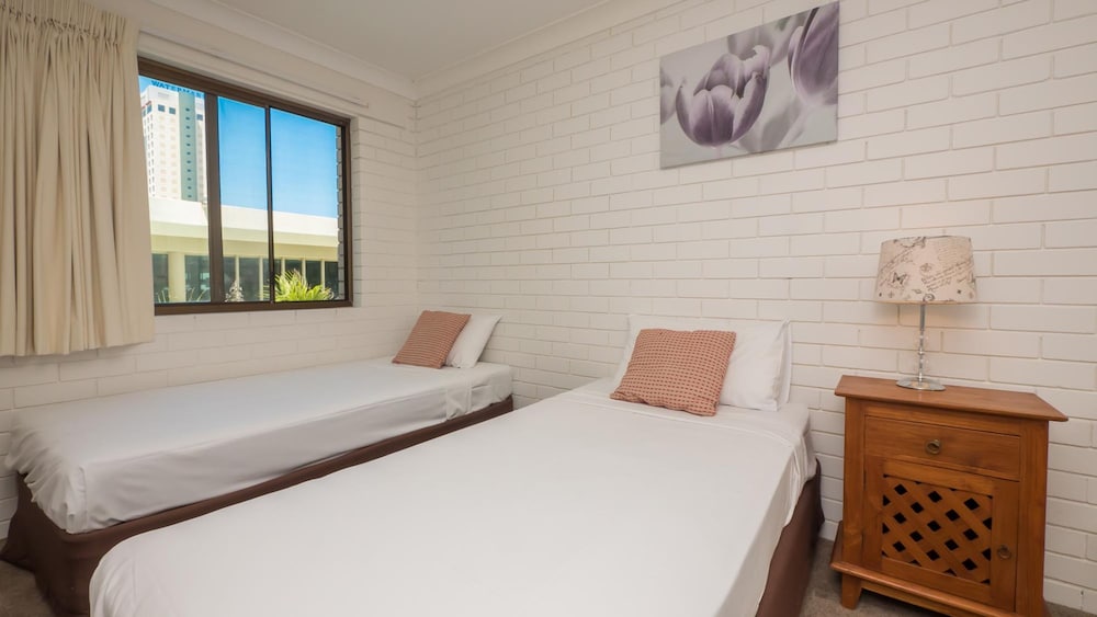 Trickett Gardens Holiday Inn 23/63