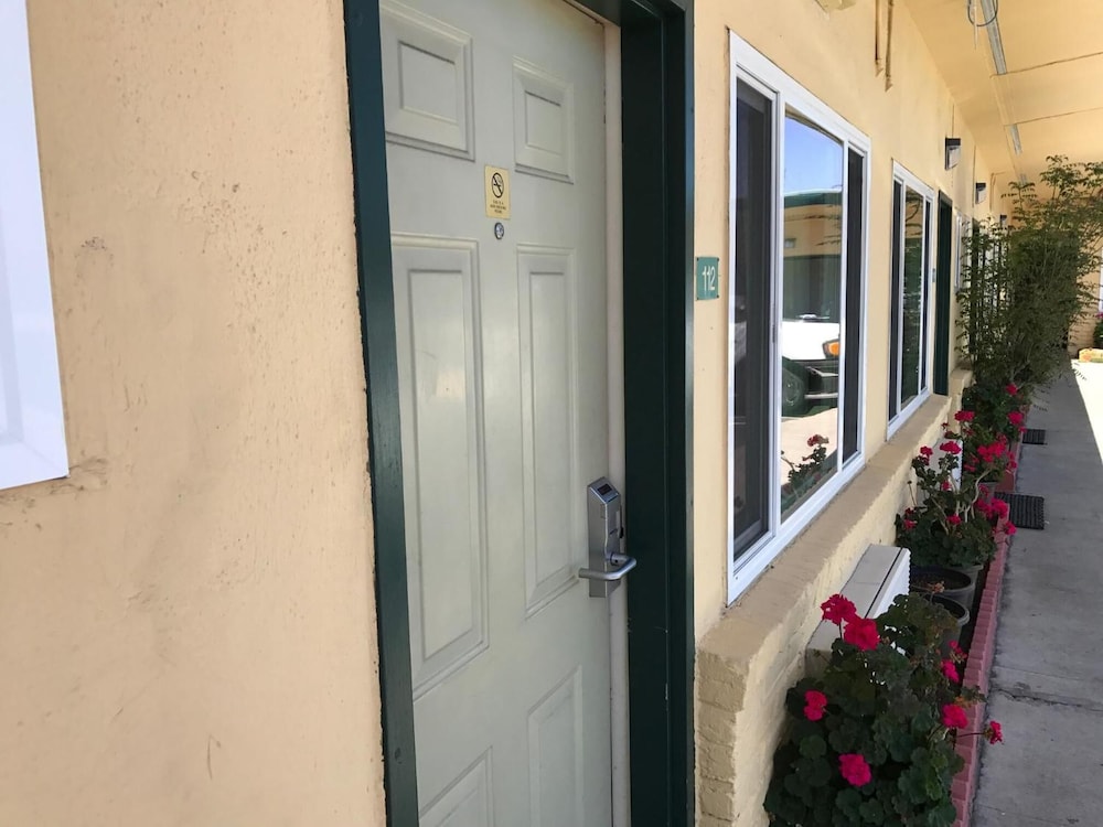 Deluxe Inn 2/50