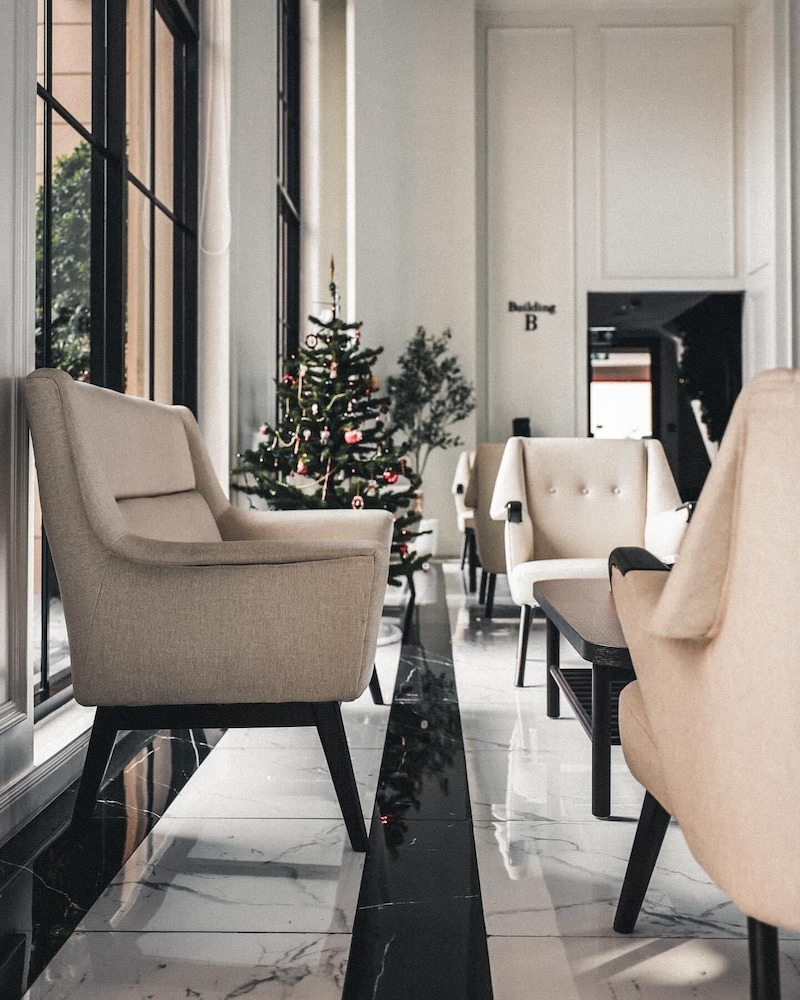 Leon Lasalle Hotel and Residences 22/27