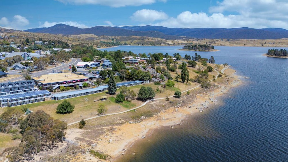 LAKE JINDABYNE HOTEL 70/75