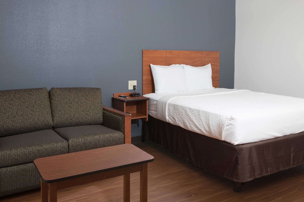 WoodSpring Suites Lafayette 14/26