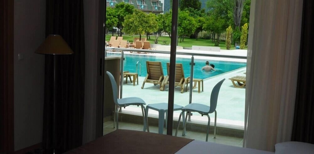Batont Garden Resort Hotel 42/43