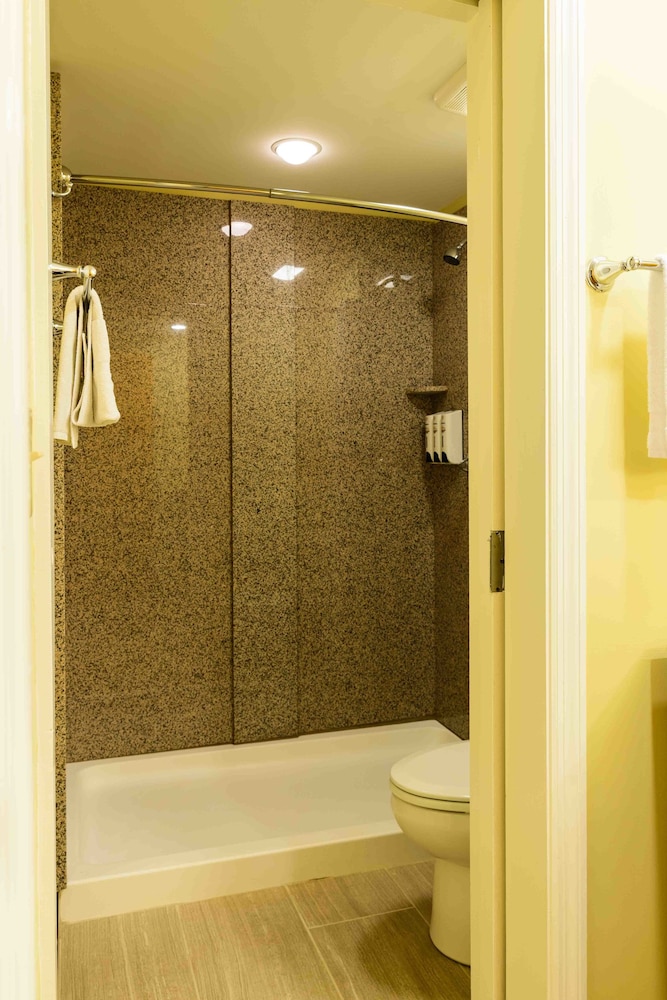 Asbury Inn and Suites 63/66