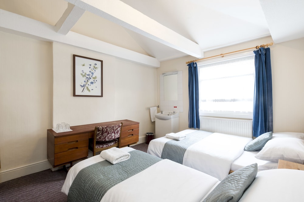 St Athans Hotel 15/73