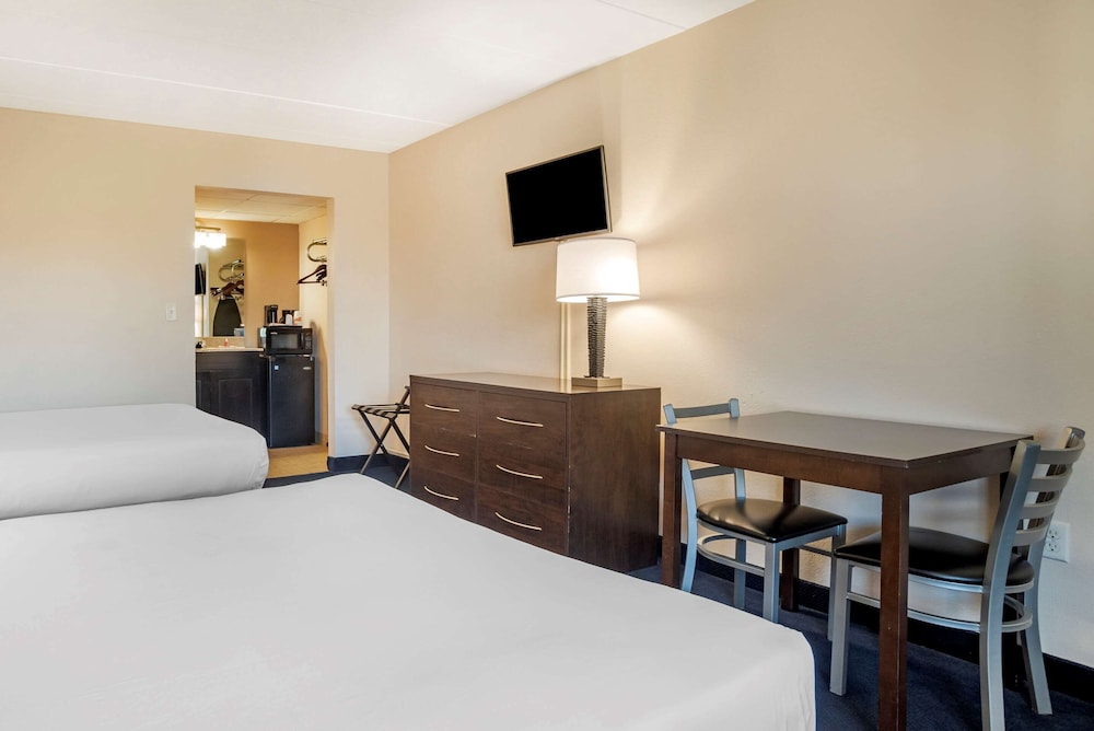 Econo Lodge Inn and Suites Resort Rehoboth Beach 27/42