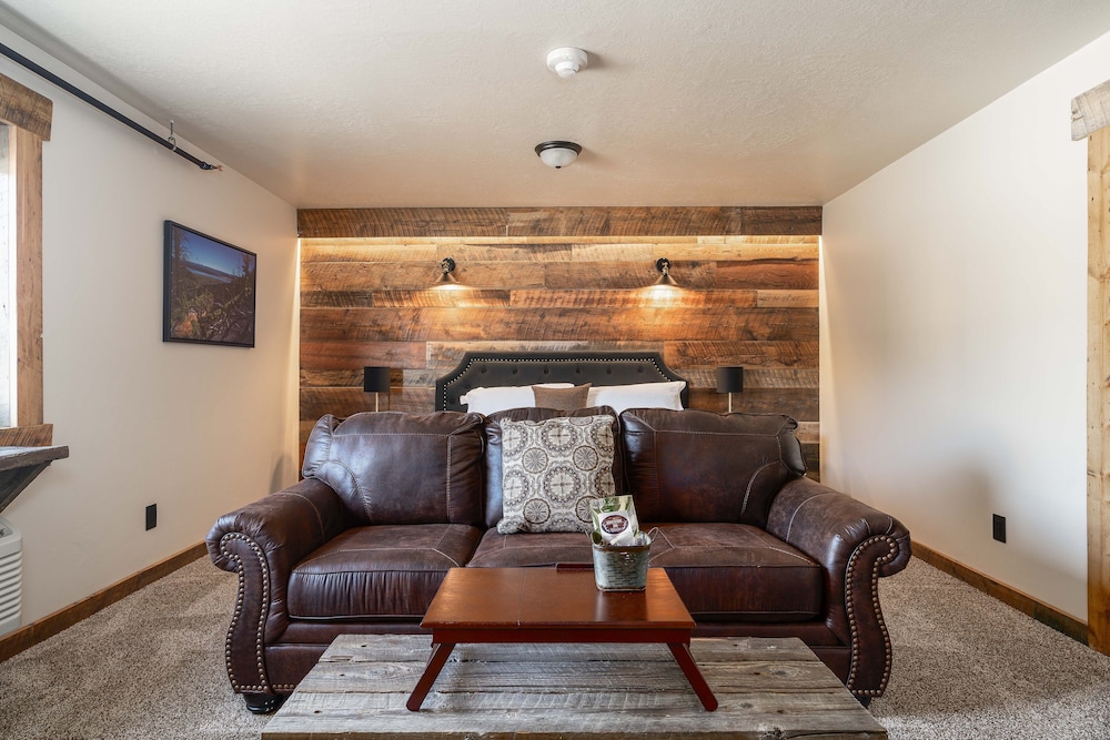 The Adventure Inn Yellowstone 23/42