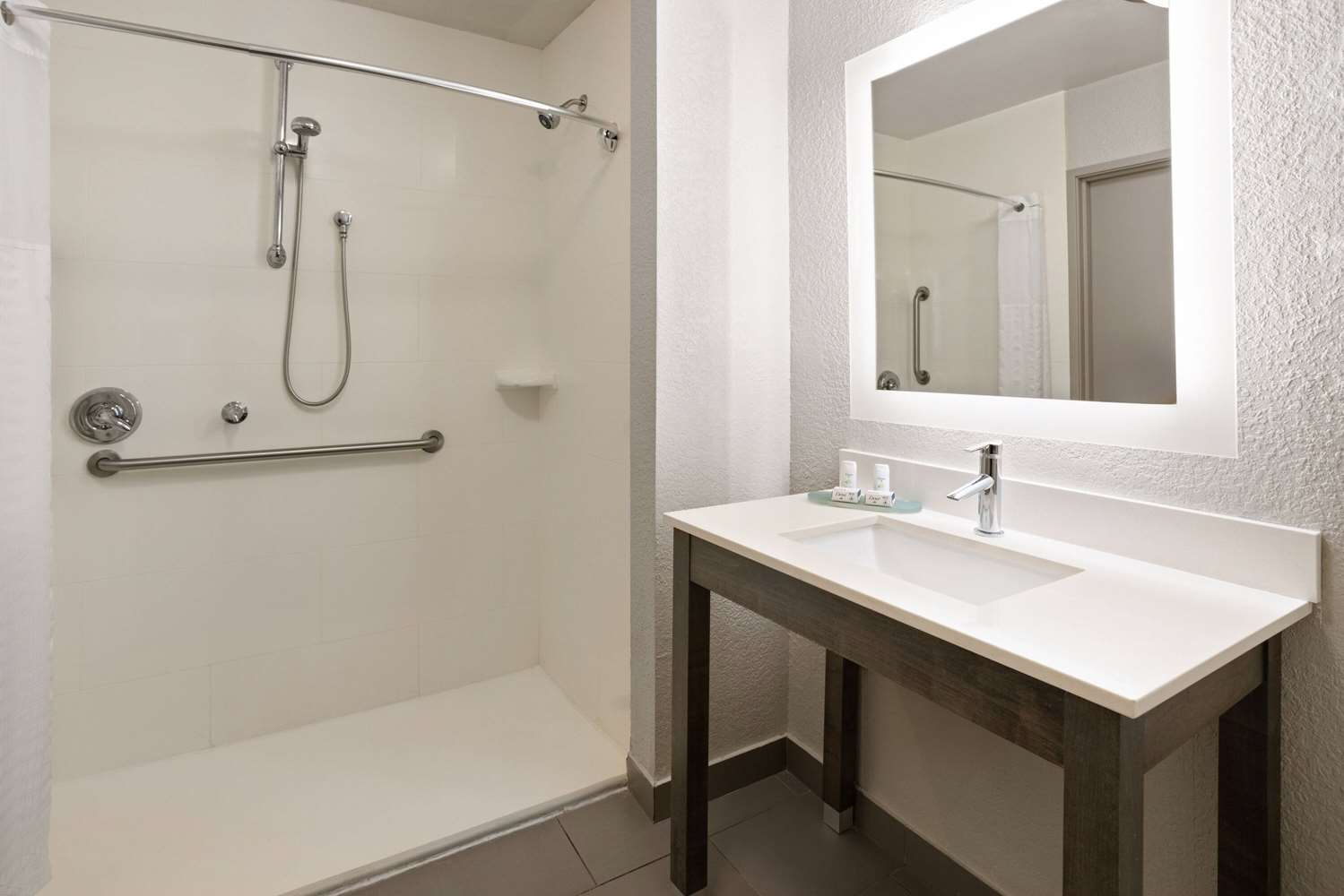 La Quinta Inn & Suites by Wyndham Atlanta Airport North 56/60