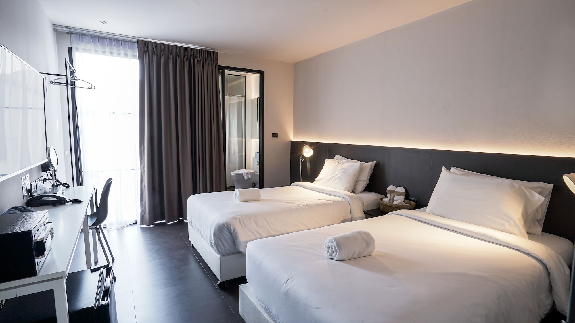 STANDARD, TWIN BEDS, CITY VIEW