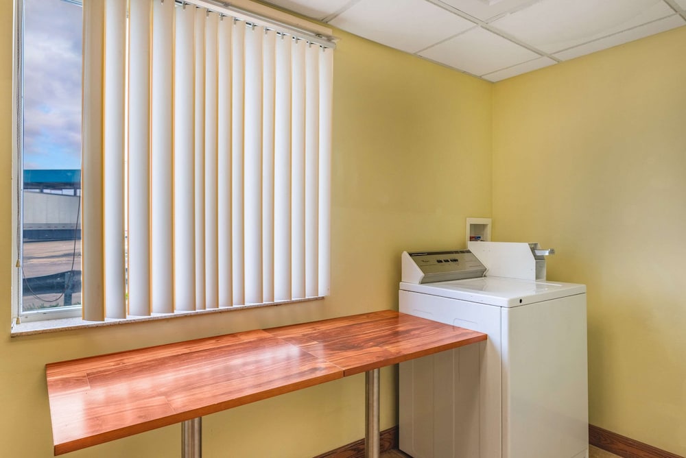Econo Lodge Inn and Suites Pritchard Road North Little Rock 8/45