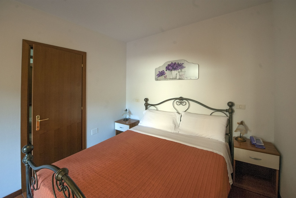 ROOM, SINGLE