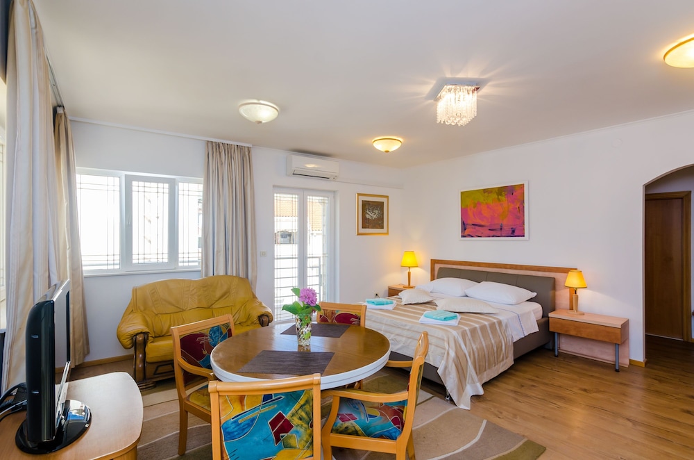 Apartments & Rooms V&M 12/50