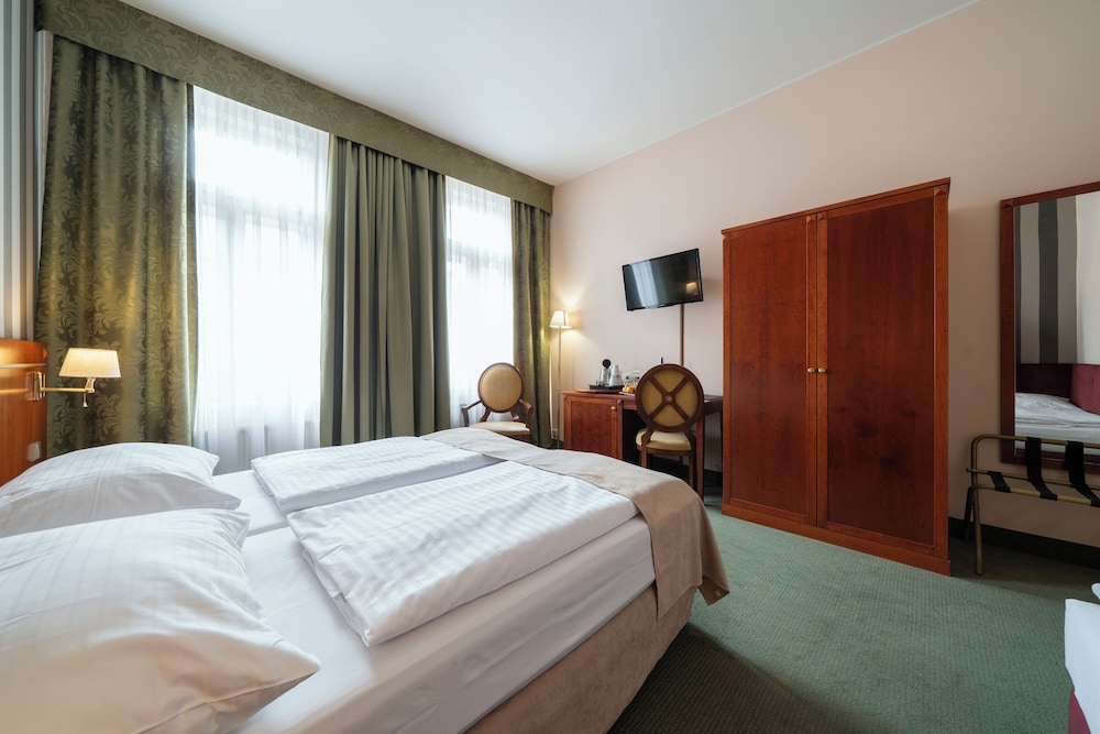 ROOM, TRIPLE