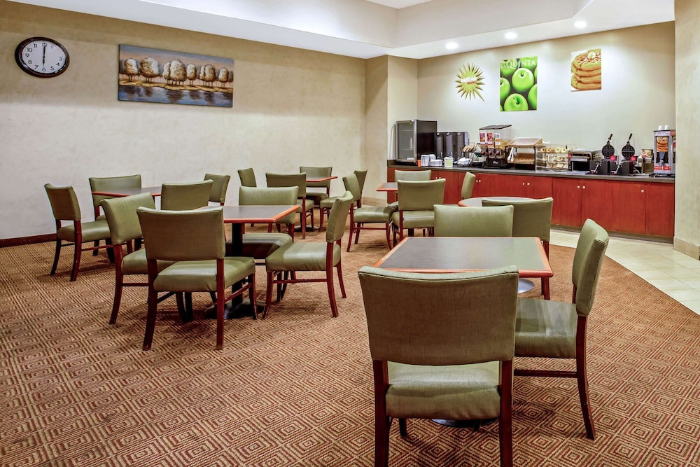 La Quinta Inn & Suites by Wyndham Stamford / New York City 54/59